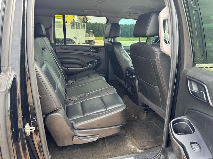 2016-chevrolet-suburban-1500-image-16