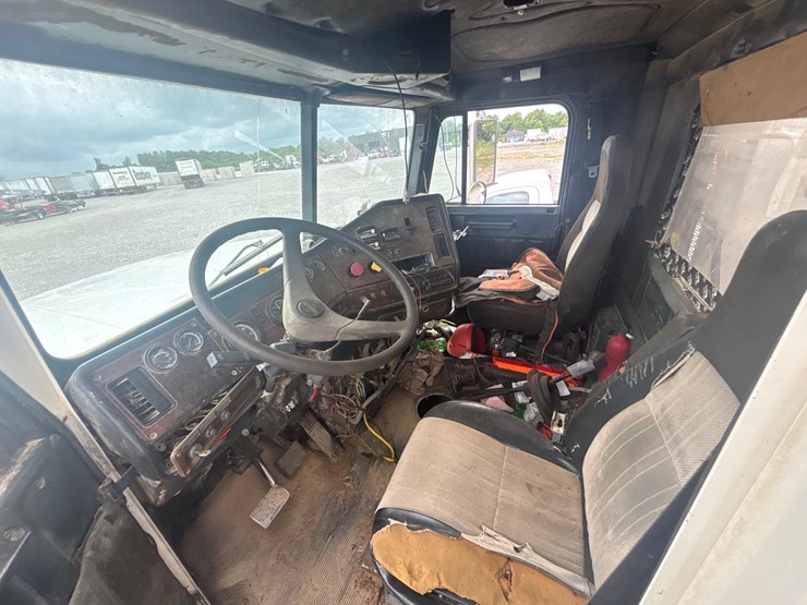 1998-freightliner-fld120-image-12