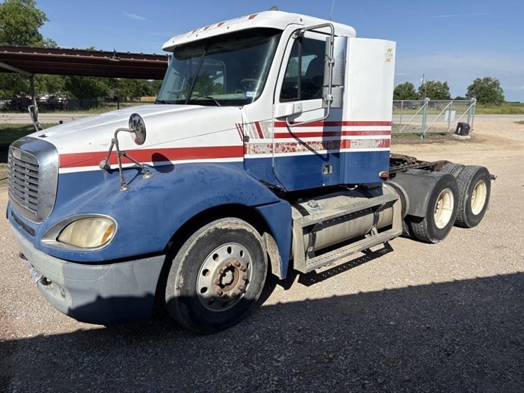 l2--2001-freightliner-columbia-image-1