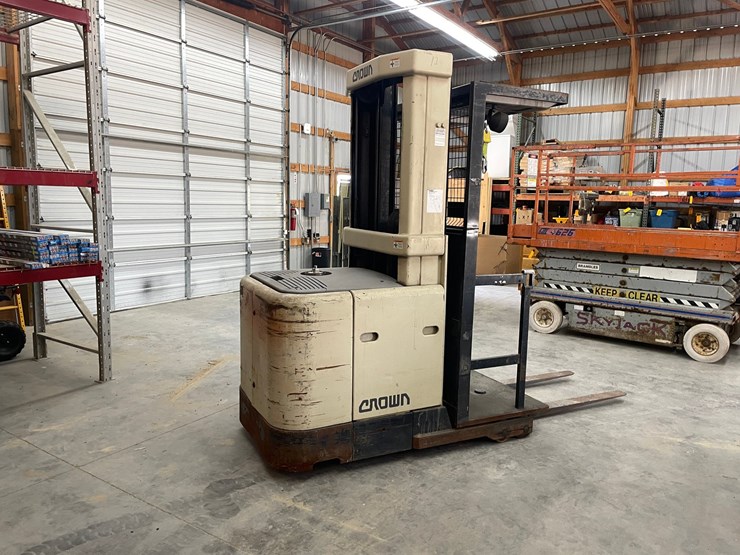 #301-•-1982-crown-electric-order-picker-image-4