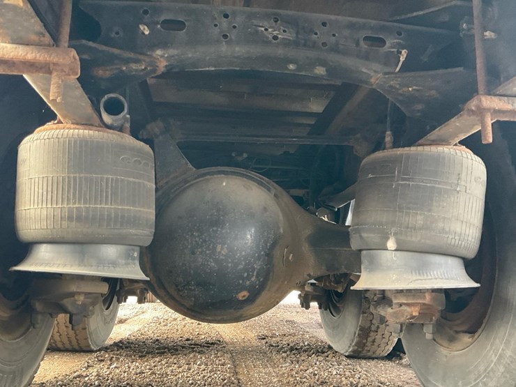 2005-freightliner-m2-106-image-24