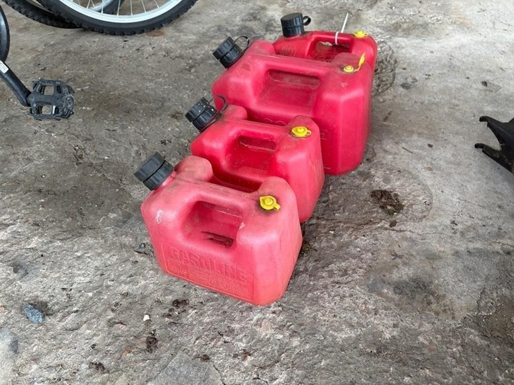 (4)-small-gas-cans-image-2
