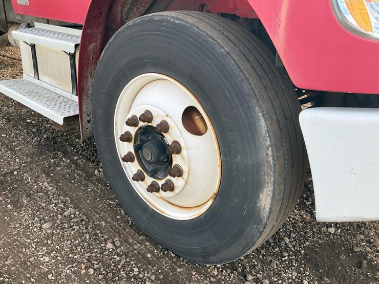 2005-freightliner-m2-106-image-16