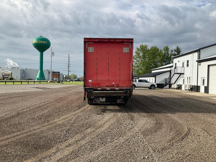 2005-freightliner-m2-106-image-4