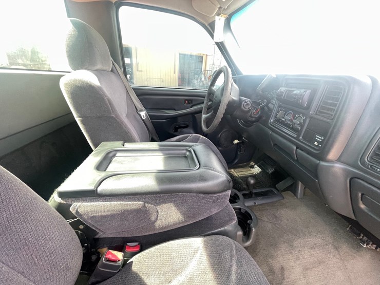 #212-•-2001-chevrolet-silverado-pickup-truck-(has-a-nm-title-image-34