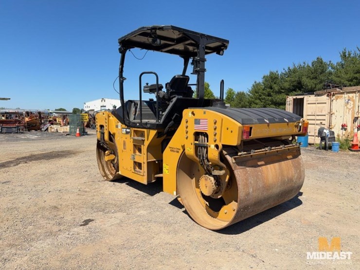2016-caterpillar-cb54b-image-3
