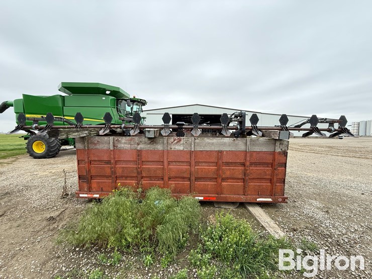 hawkins-12-row-corn-head-crop-sweeper/reel-image-2