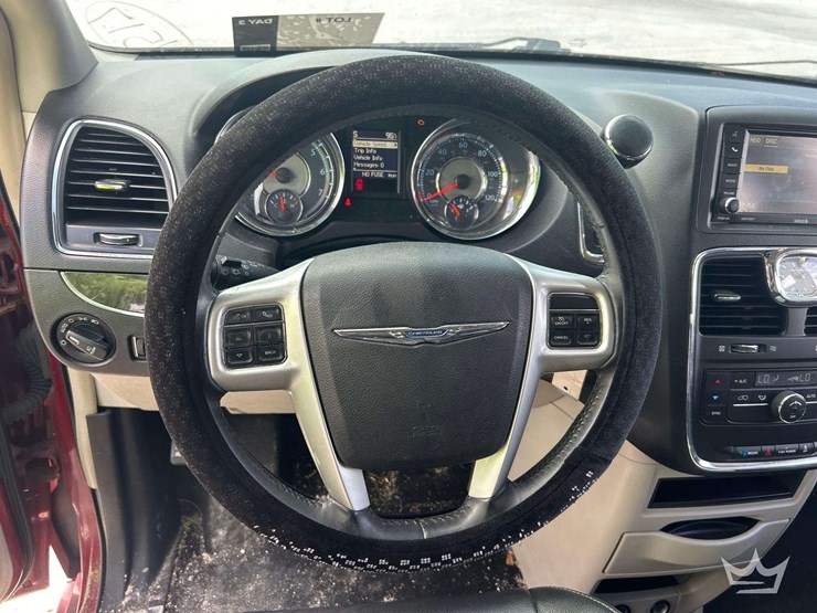 2014-chrysler-town-&-country-image-11