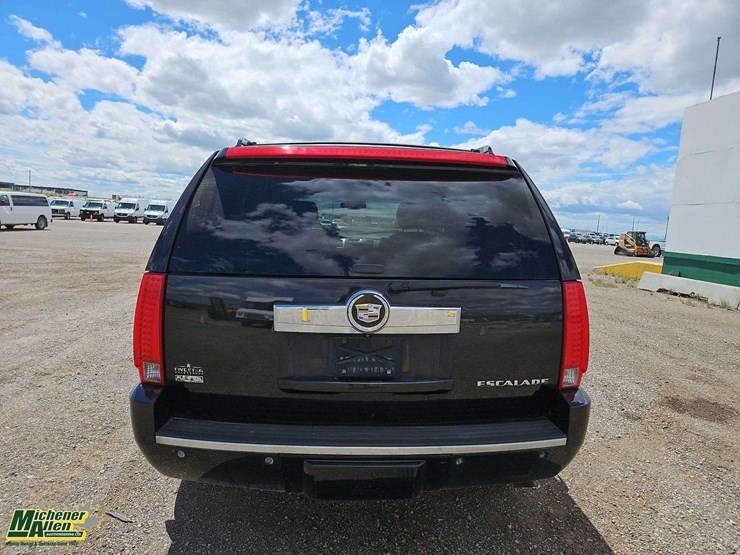 2010-cadillac-escalade-image-7
