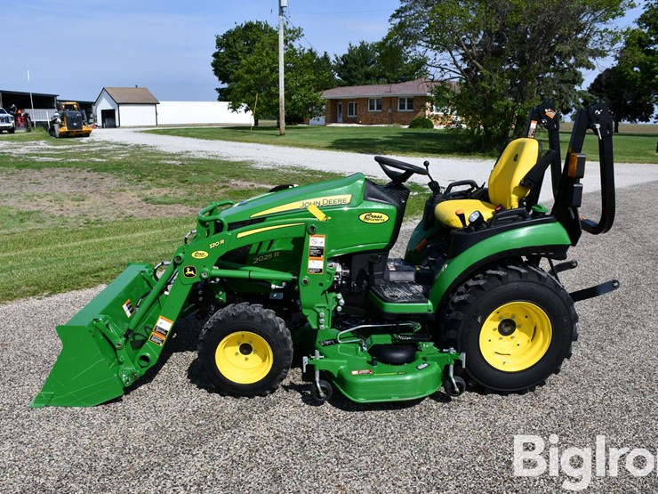 2025-john-deere-2025r-image-8