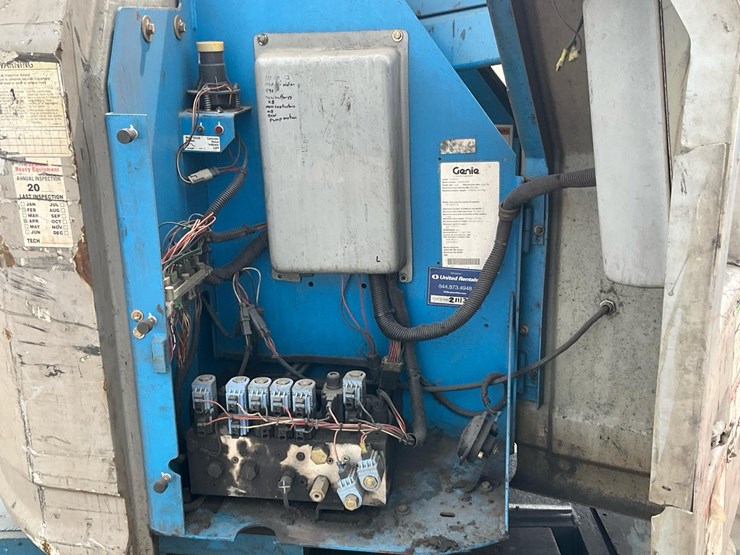 #1250-•-2006-genie-boom-lift-image-17