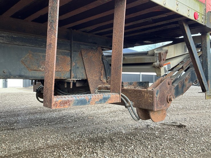 2005-freightliner-m2-106-image-19