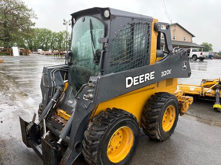 deere-320e-image-1