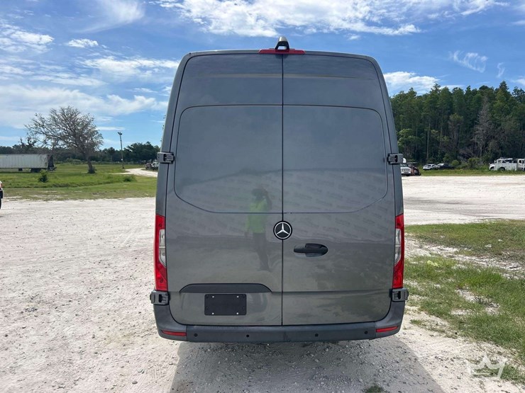 2021-mercedes-benz-sprinter-4500-image-27