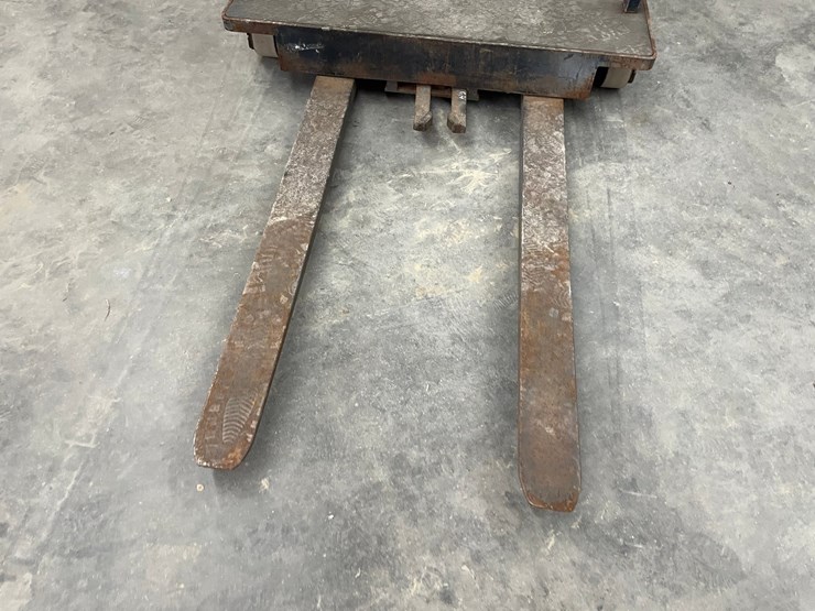 #301-•-1982-crown-electric-order-picker-image-30