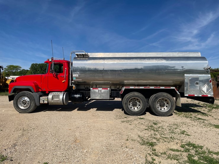 #6152-•-2002-mack-rd-model-fuel-tanker-truck-(has-title)-image-8