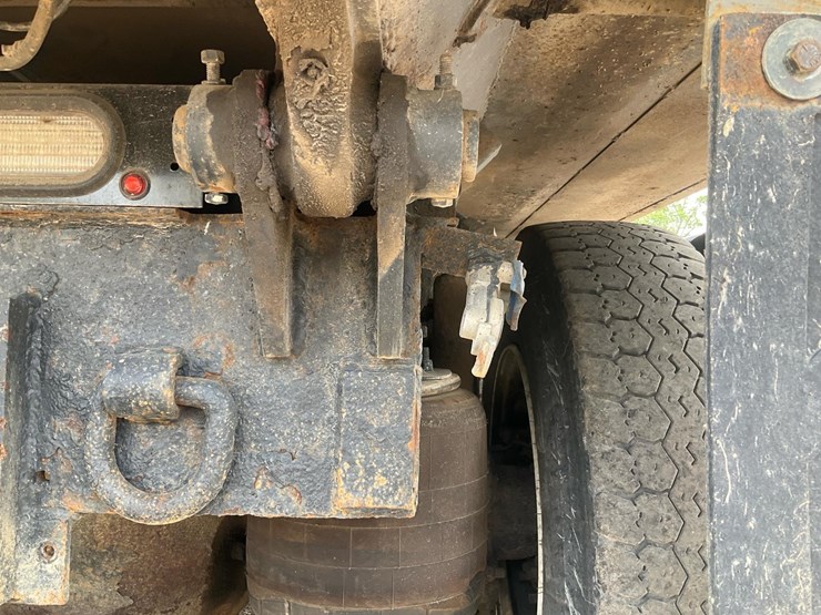 2010-freightliner-m2-106-image-30