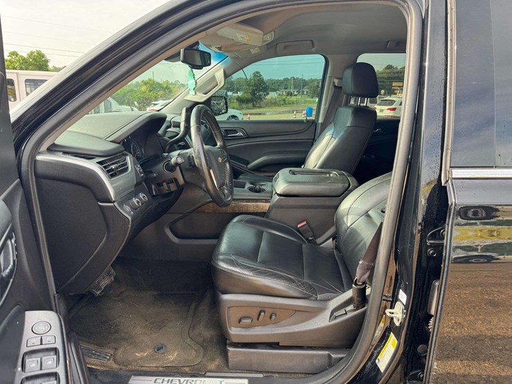 2016-chevrolet-suburban-1500-image-10