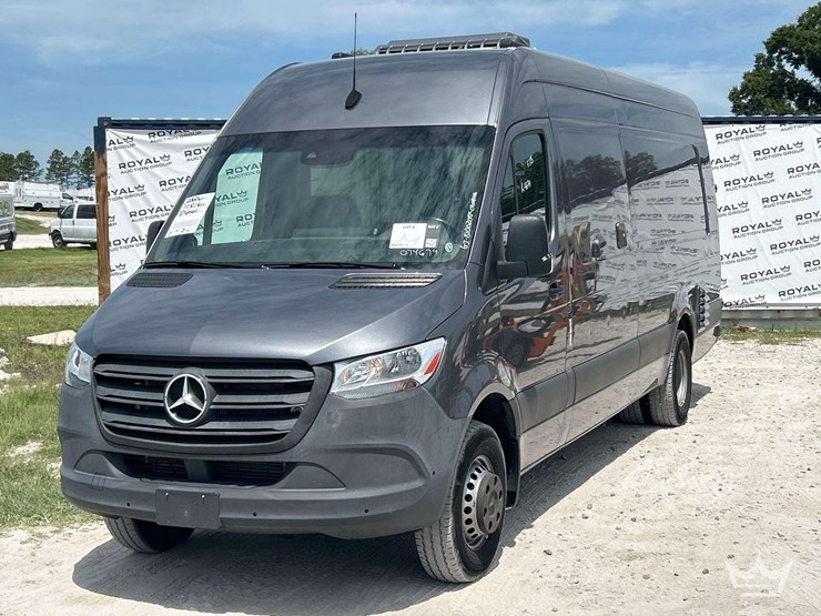 2021-mercedes-benz-sprinter-4500-image-1