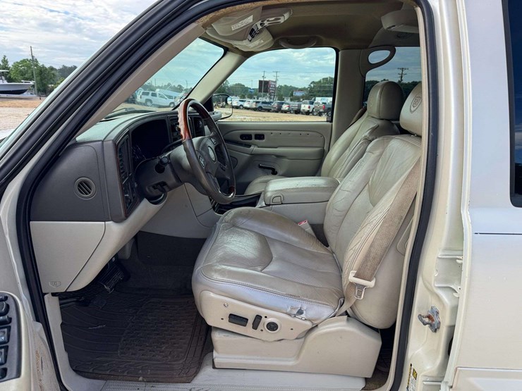 2005-cadillac-escalade-image-10