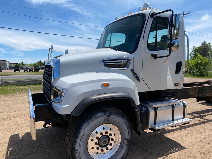 2013-freightliner-114sd-image-12