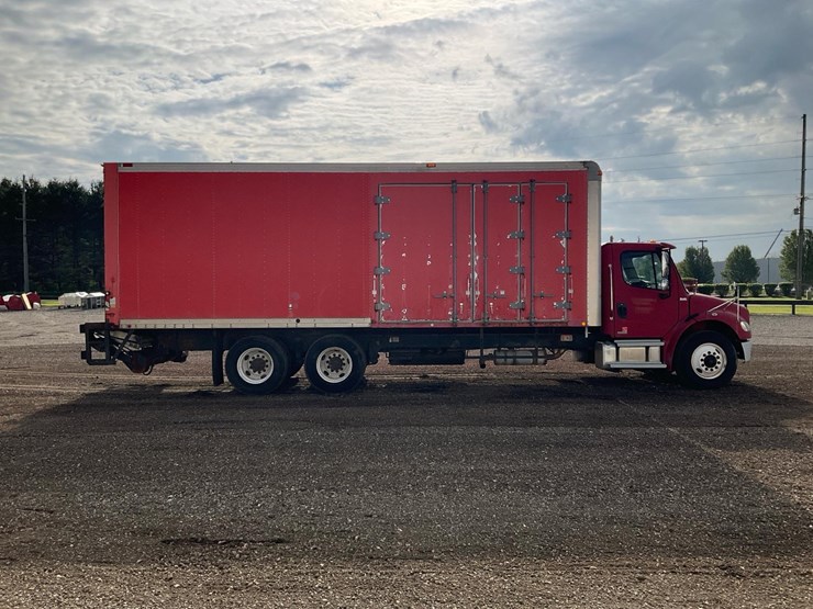 2005-freightliner-m2-106-image-2