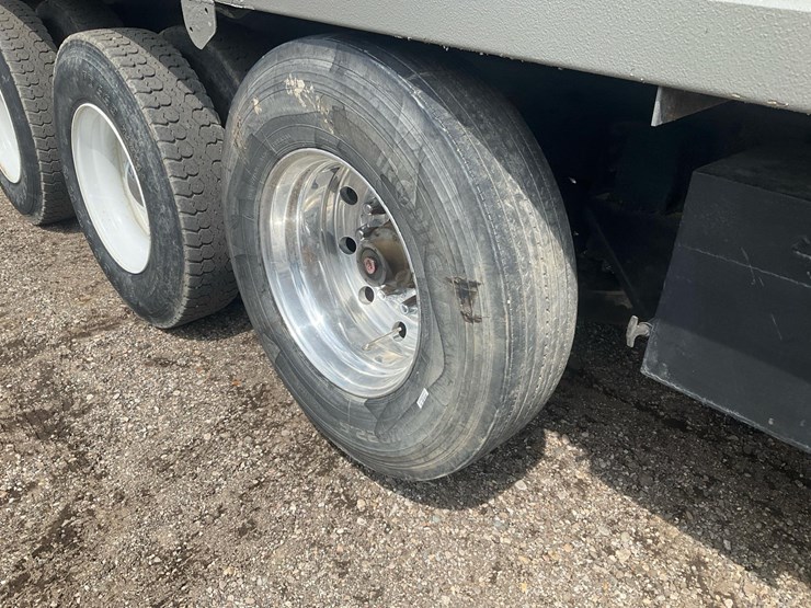 2010-freightliner-m2-106-image-13