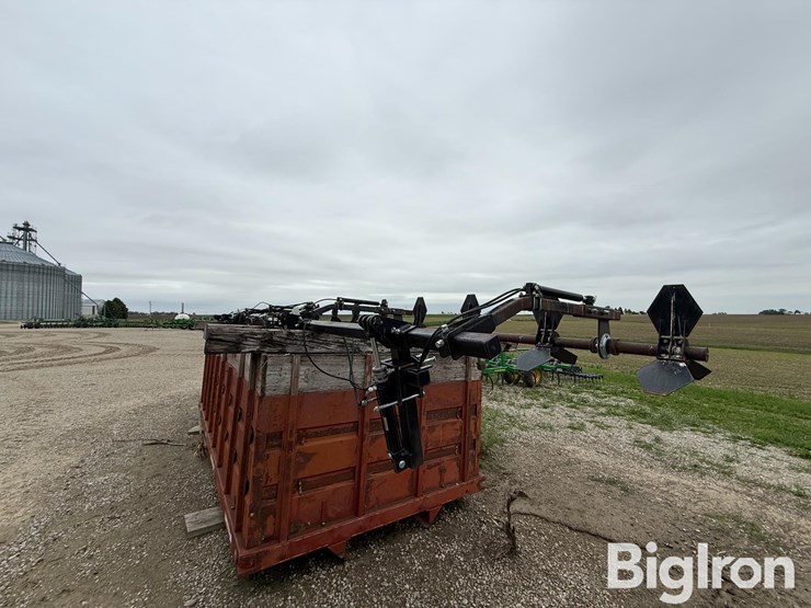 hawkins-12-row-corn-head-crop-sweeper/reel-image-5