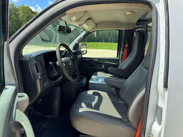 2013-chevrolet-express-g2500-image-10