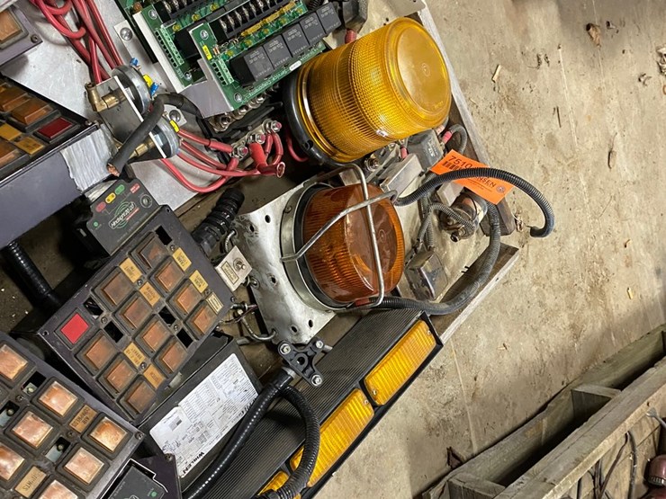 #7510-•-pallet-of-electrical-controls-panels-and-lights-(antigo,-wi)-image-11