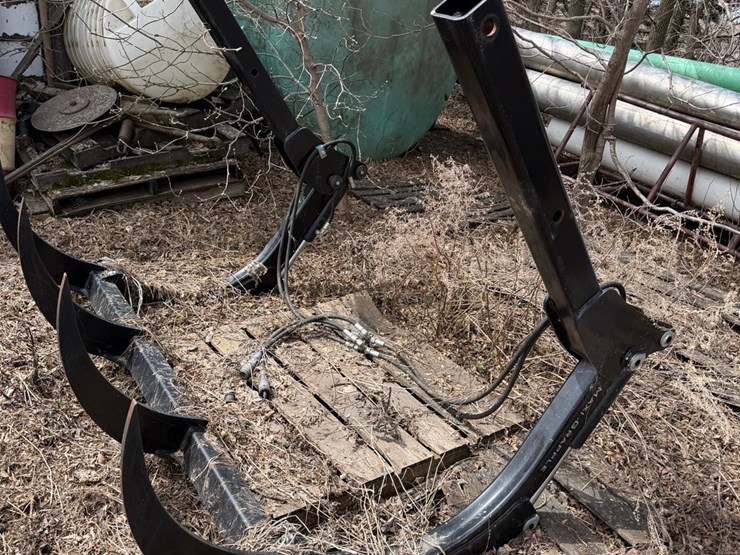 grapple-fork,-like-new,-came-off-new-holland-6070-tractor-and-loader,-would-fit-others-image-3
