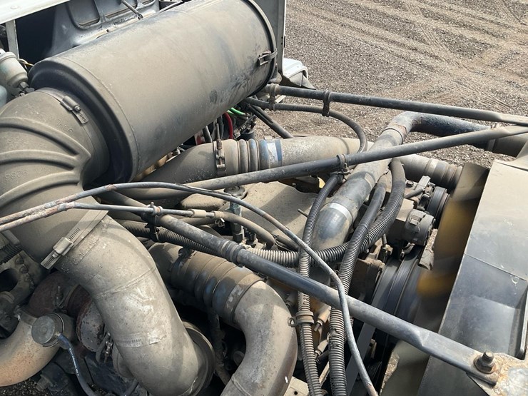 2003-freightliner-fld112-image-37