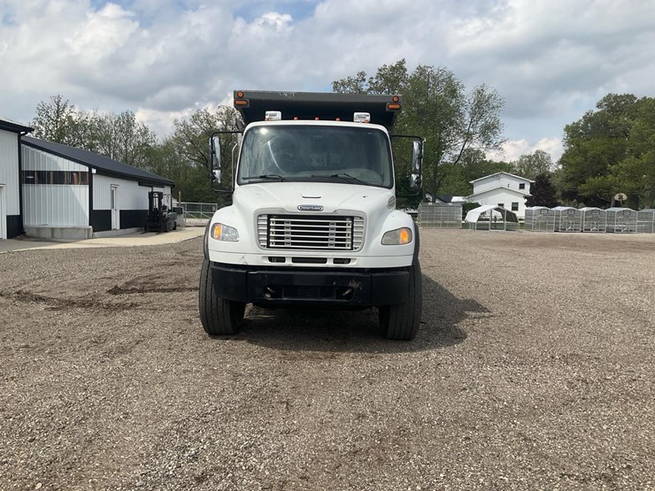 2010-freightliner-m2-106-image-12