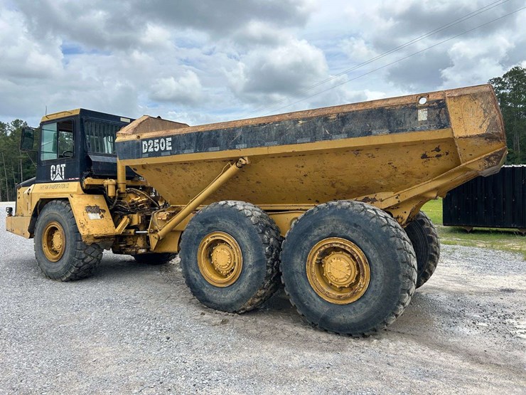 caterpillar-d250e-image-8