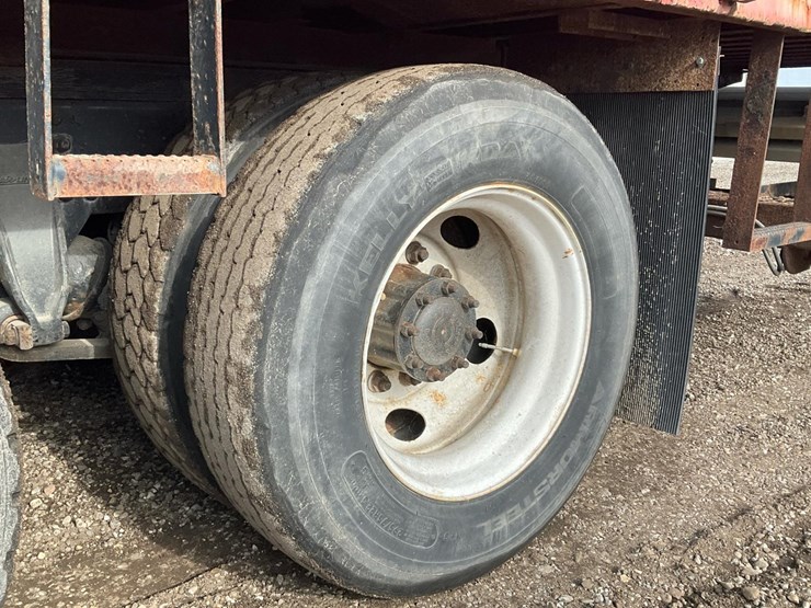 2005-freightliner-m2-106-image-7