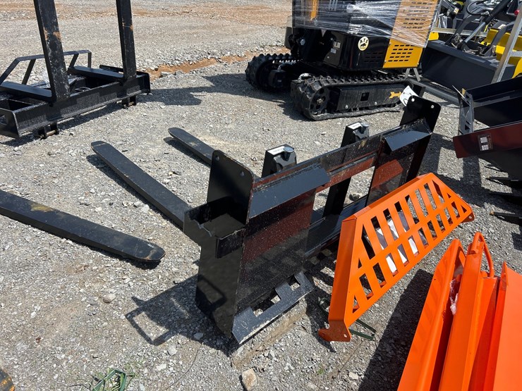 #81-•-skid-steer-pallet-forks-image-2