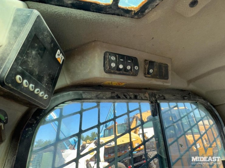 2016-caterpillar-242d-image-16
