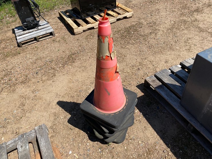 #7441-•-(7)-safety-traffic-cones-image-5