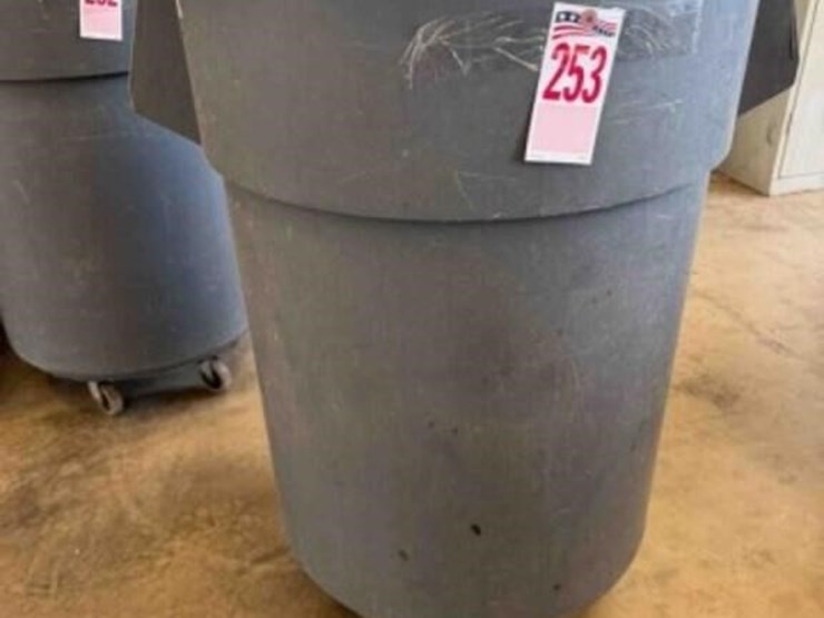 55-gallon-plastic-trash-can-image-1