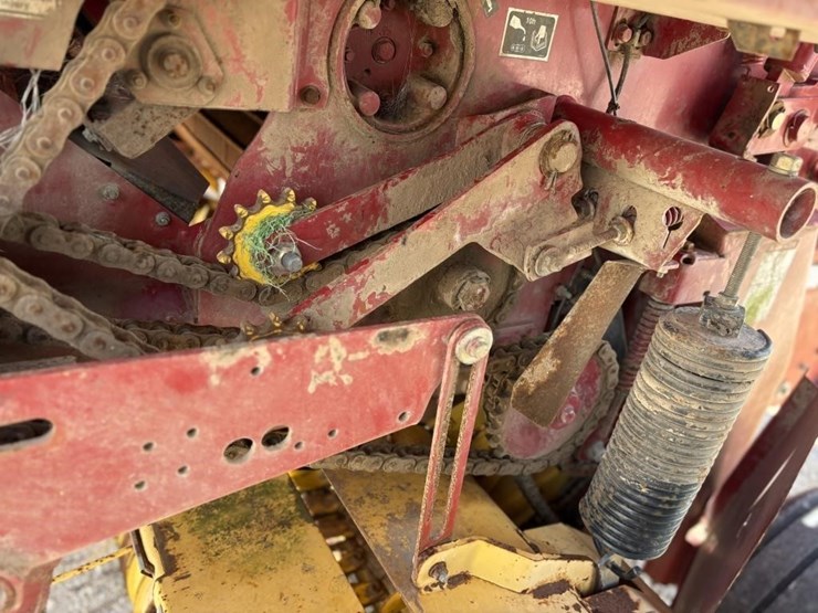 new-holland-br750-image-15