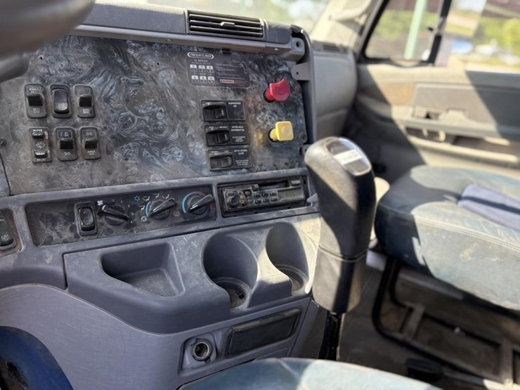 l2--2001-freightliner-columbia-image-22