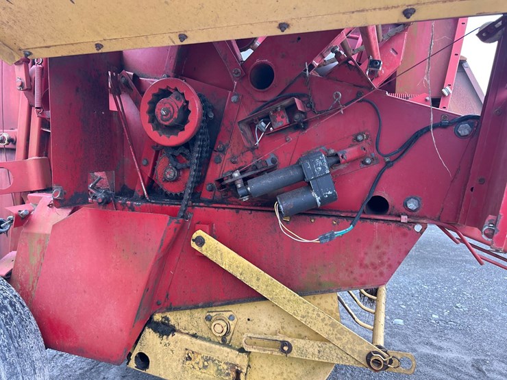 new-holland-848-image-7