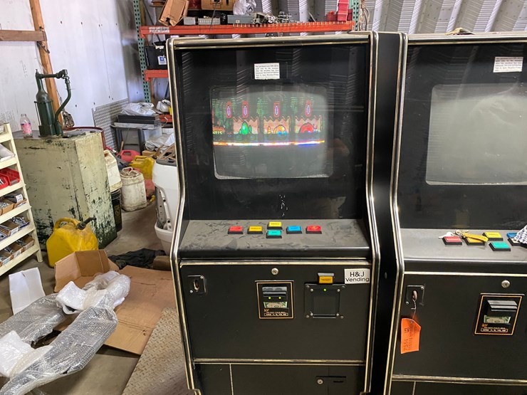 #7514-•-(2)-h&j-vending-slot-machines-(antigo,-wi)-image-6