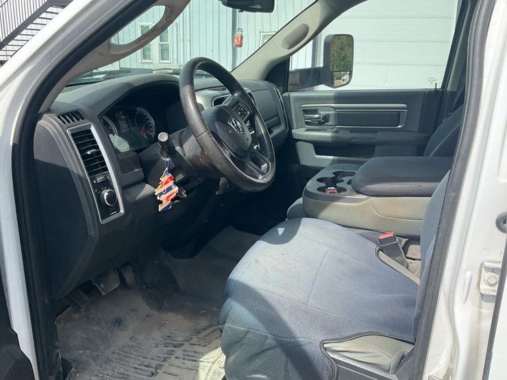 2015-dodge-3500-image-38
