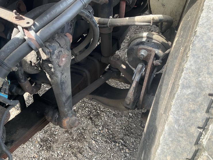 2010-freightliner-m2-106-image-46