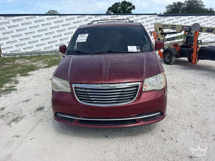 2014-chrysler-town-&-country-image-22