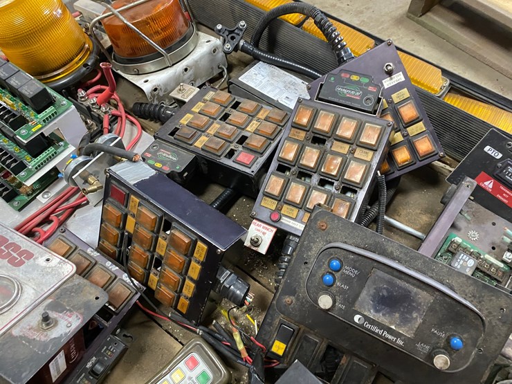 #7510-•-pallet-of-electrical-controls-panels-and-lights-(antigo,-wi)-image-8