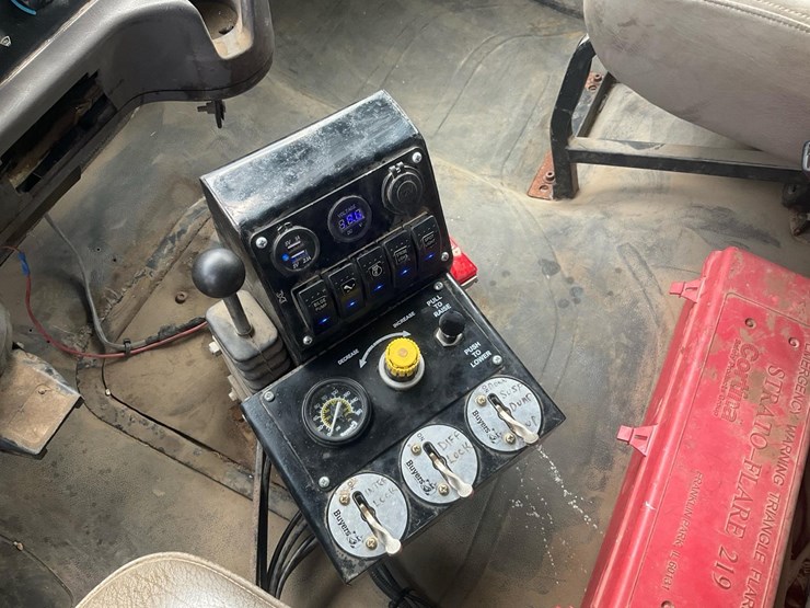2010-freightliner-m2-106-image-55