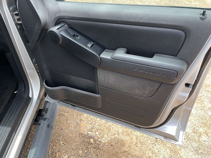 2010-ford-explorer-image-17