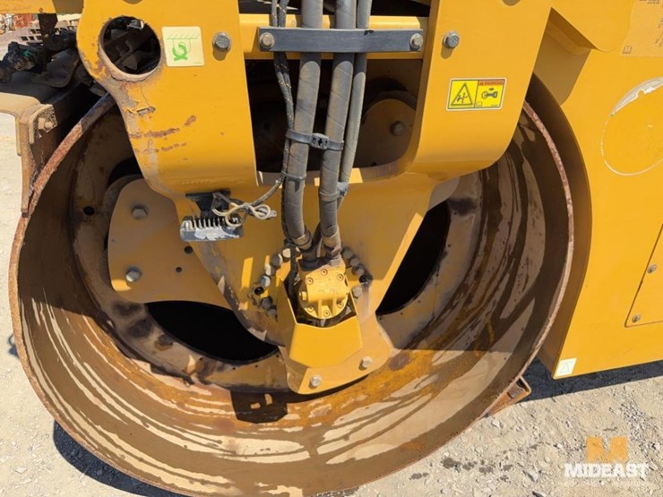 2016-caterpillar-cb54b-image-11